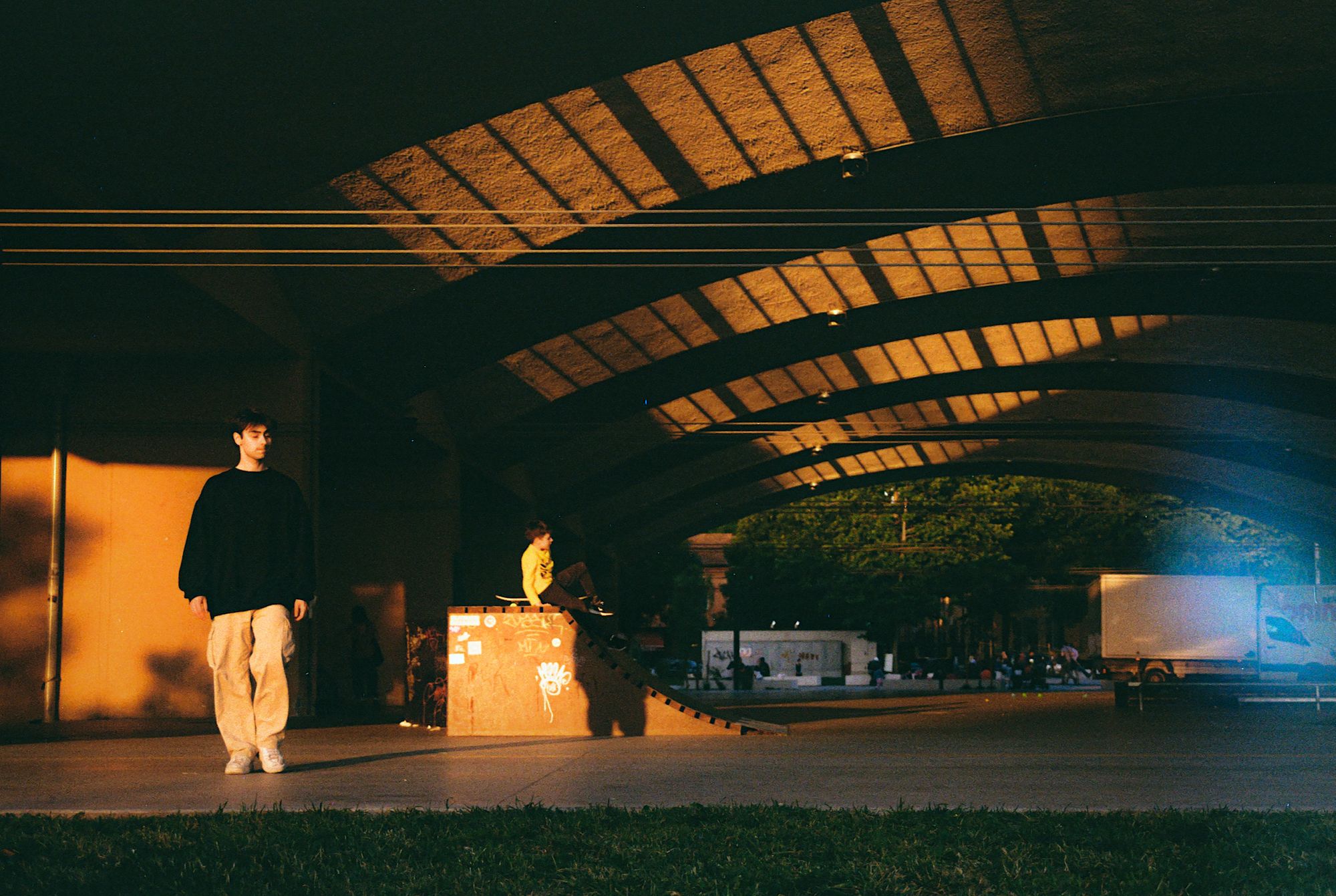 Skateboarder auf einer Rampe bei Sonnenuntergang