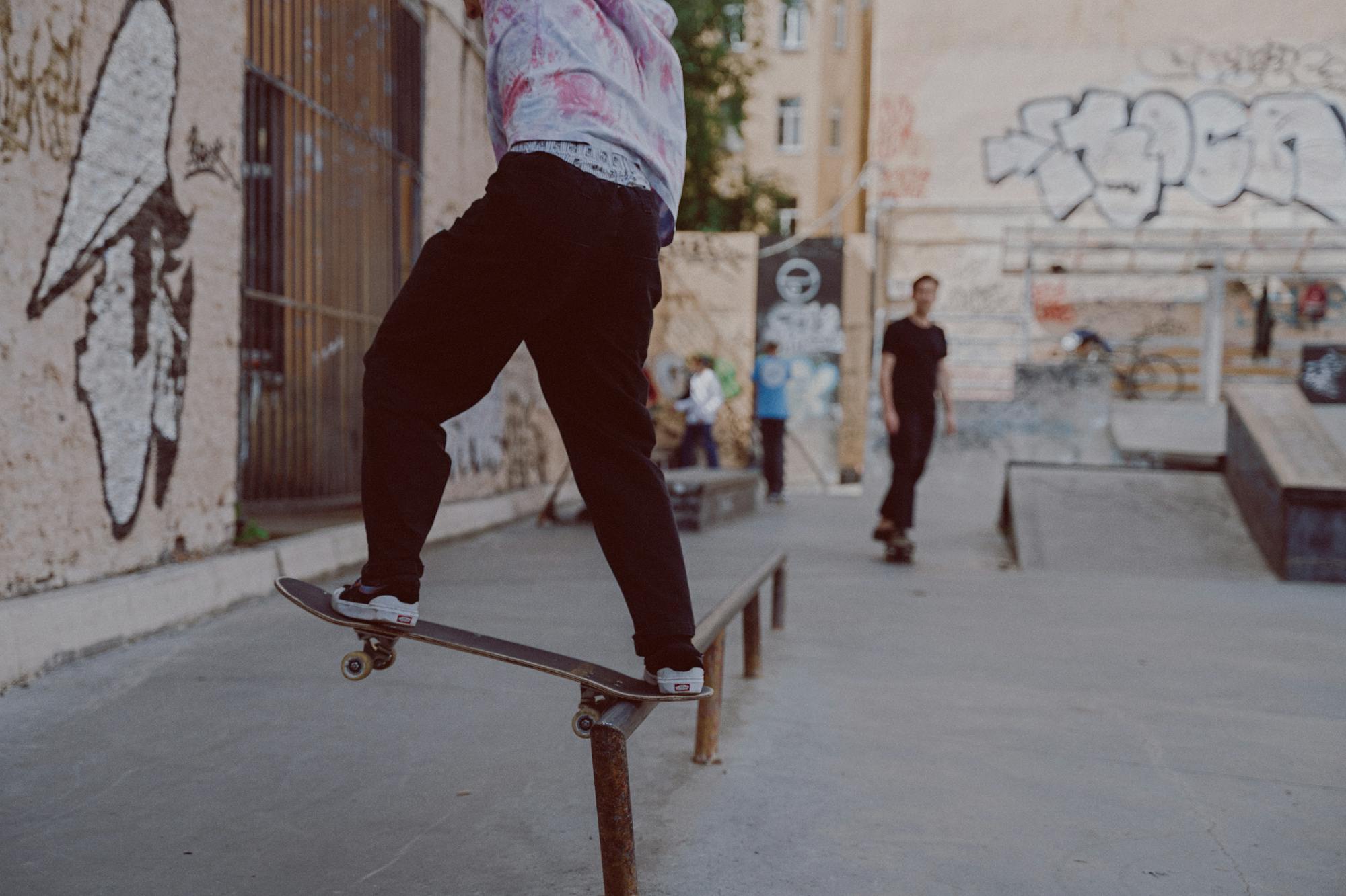 Skater an einem Geländer